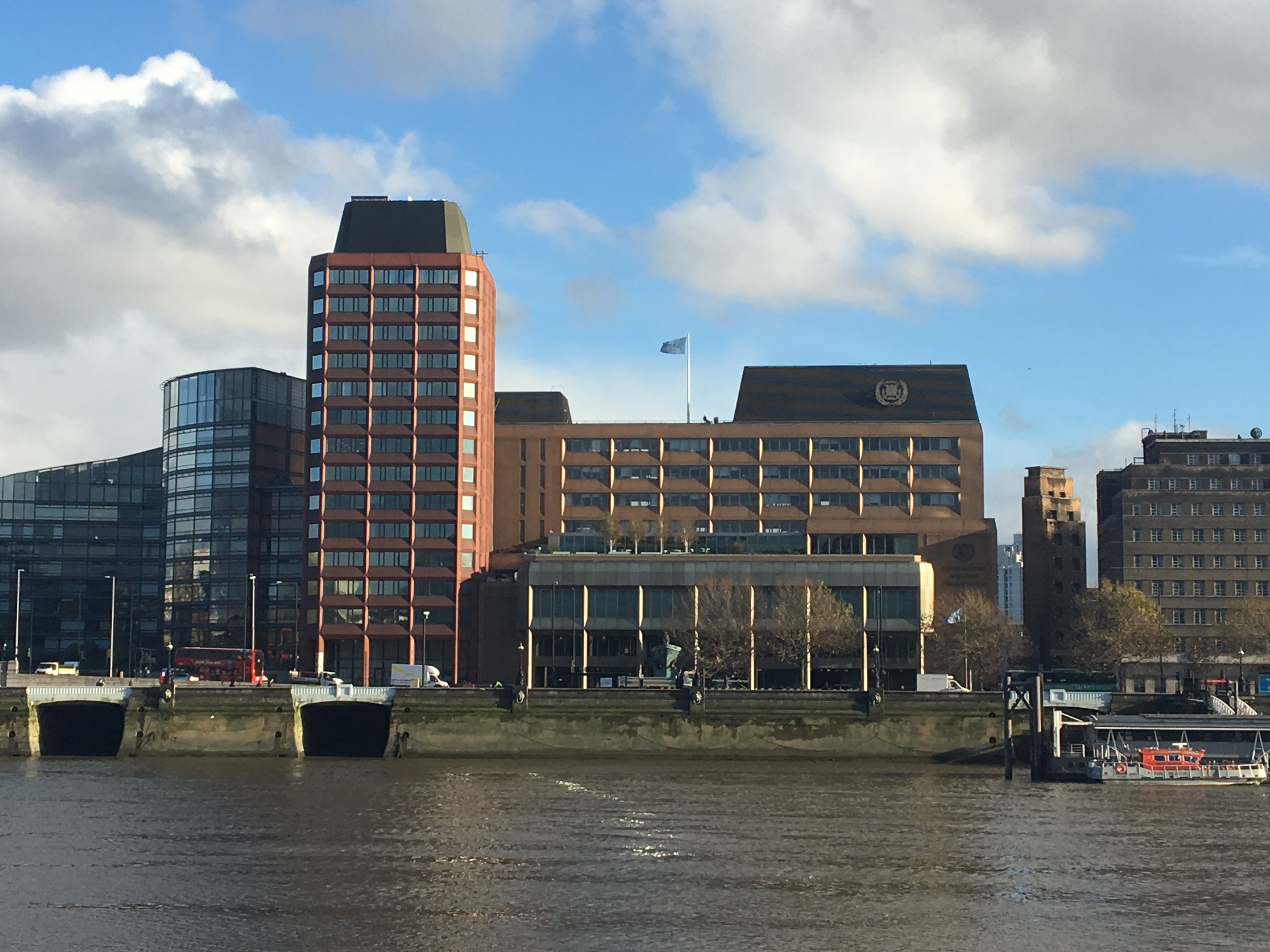     siège de l’Organisation maritime internationale à Londres. C’est plus institutionnel, mais parfaitement cohérent avec le propos.