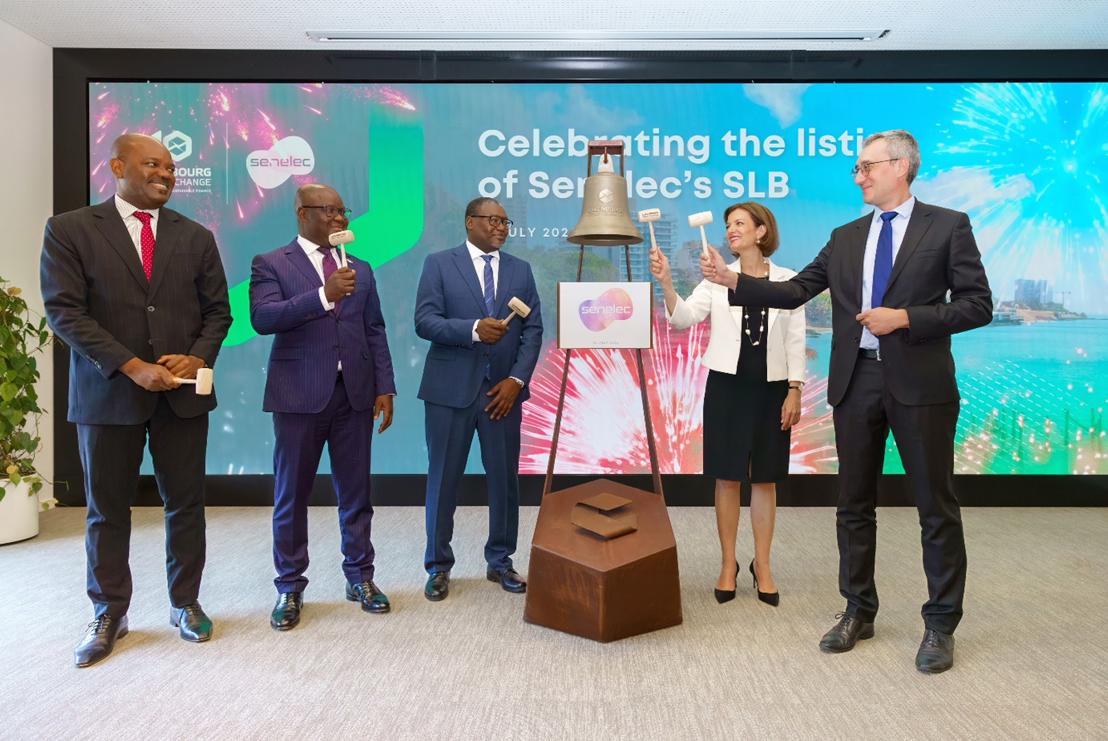     cérémonie « Ring the Bell » marquant la cotation des obligations durables de SENELEC à Luxembourg.